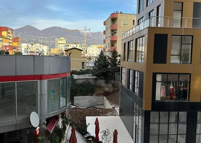 Luxury Center 地拉那